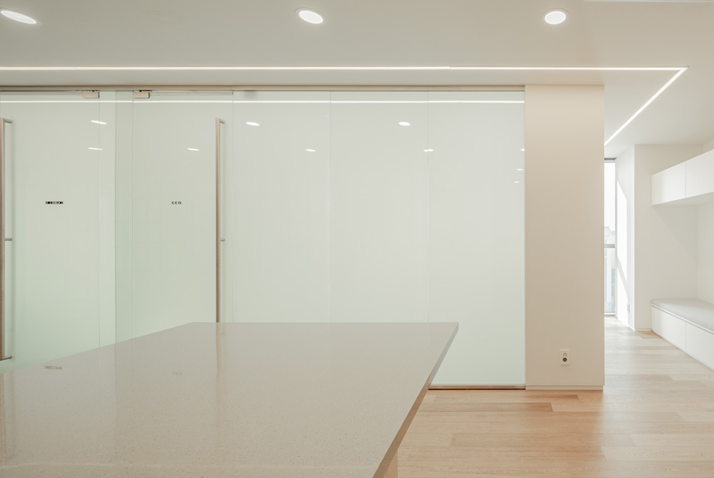 白色与木质的优雅融合 | 53 度商务办公室设计-18