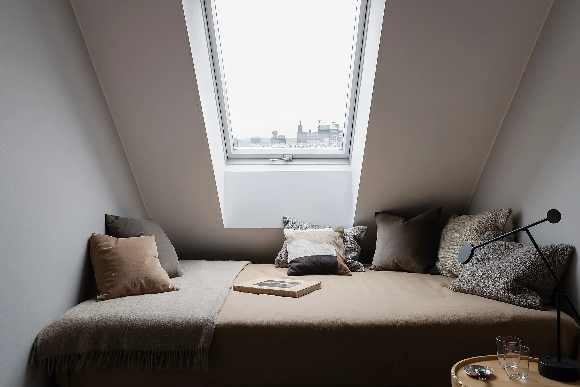 瑞典百年建筑的迷你复式公寓设计-12