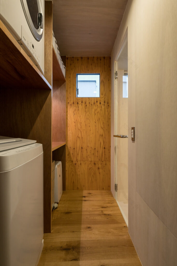 天井高5メートルの大開口斜めに架かった天井の棟木。シンプルかつ大胆なデザインの家 | Architecture | 100%LiFE-13