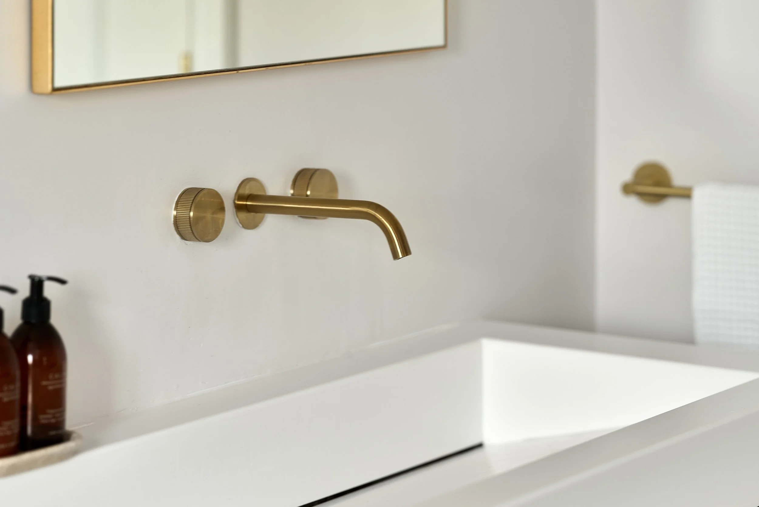 宽敞的酒店风格主卧套卫带梳妆台区域设计丨Ripples Winchester的Caroline Greig-27