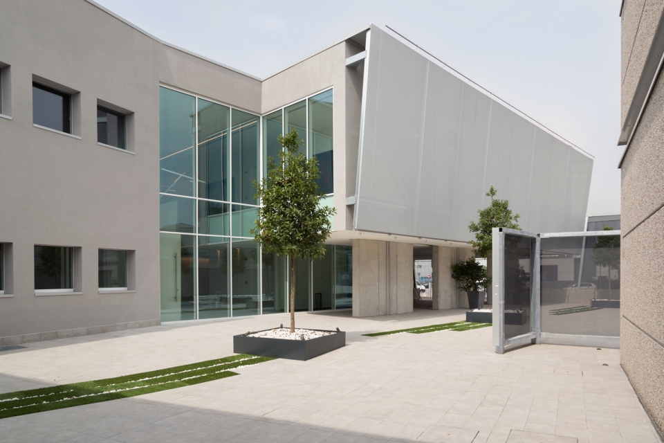 意大利 Gotha 化妆品公司总部，iarchitects 打造黑白对比的现代空间-11