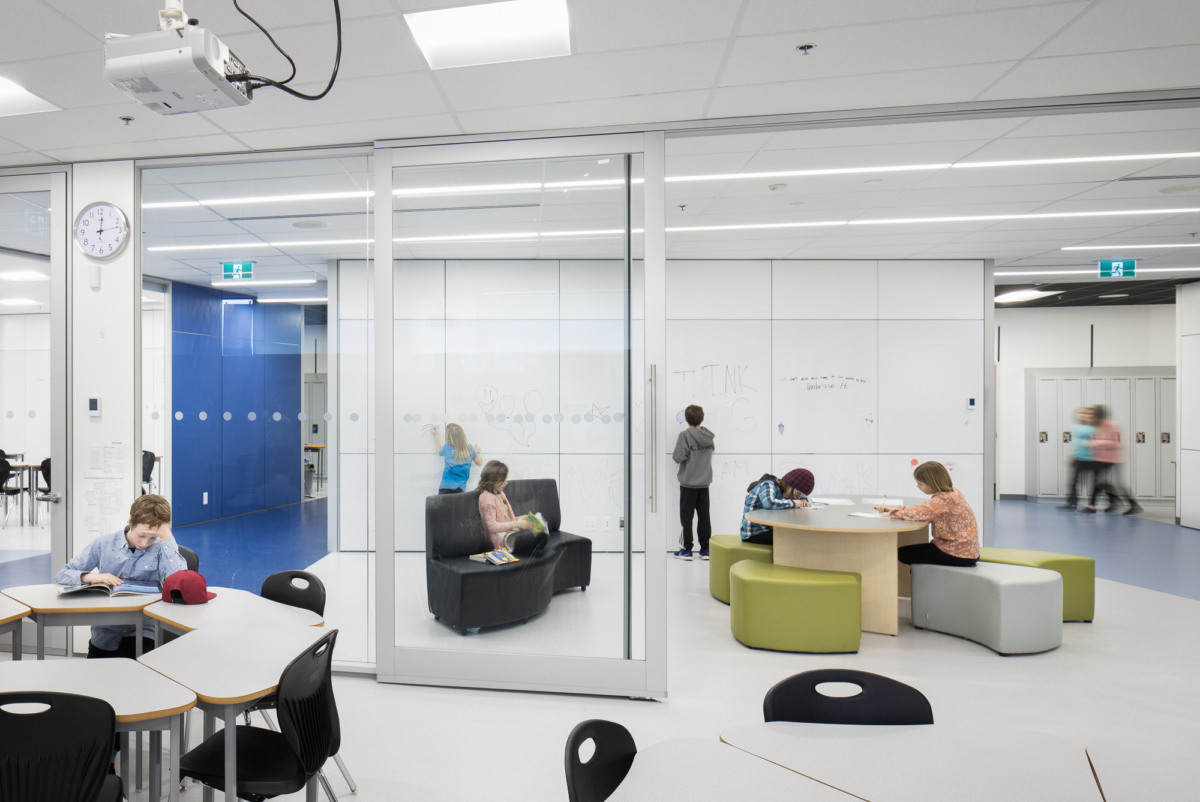 Don Ross Middle School 创新实验室和性别中性洗手间设计-13