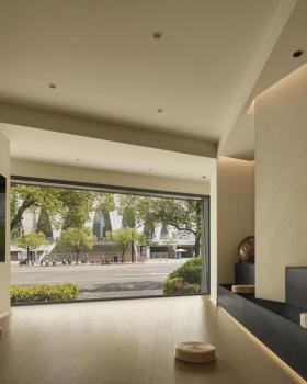 以平面旋转回应声音与空间秩序