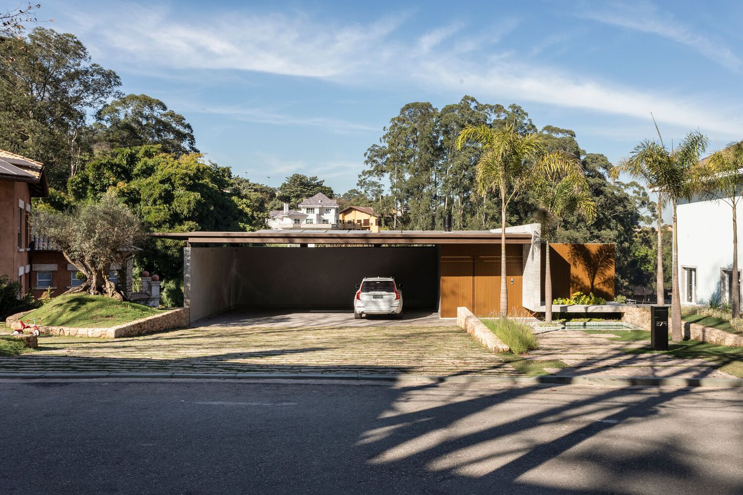 RZ Residence · 巧妙利用地形的现代简约住宅设计-0