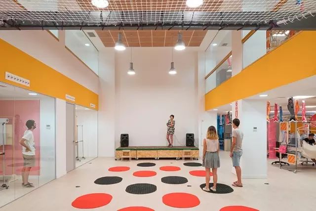 她用宜家的便宜家具、脚手架、木地板、晾衣架…设计出的最有创意的联合办公-72