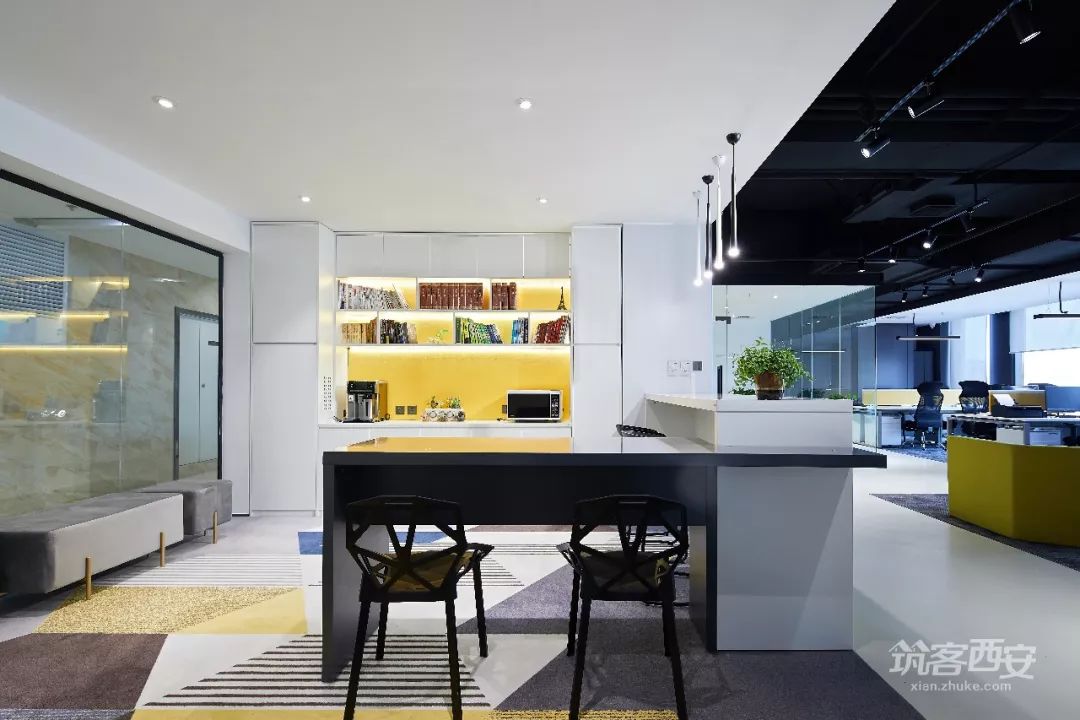 现代简约风格打造网络科技公司炫酷空间-21