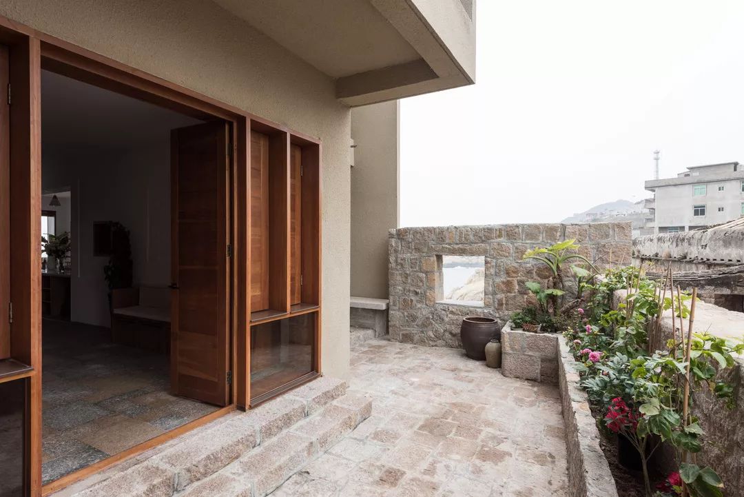 《梦想改造家》封神之作：同样花了130万，爆改悬崖之上老破危房，真的太牛了！-105