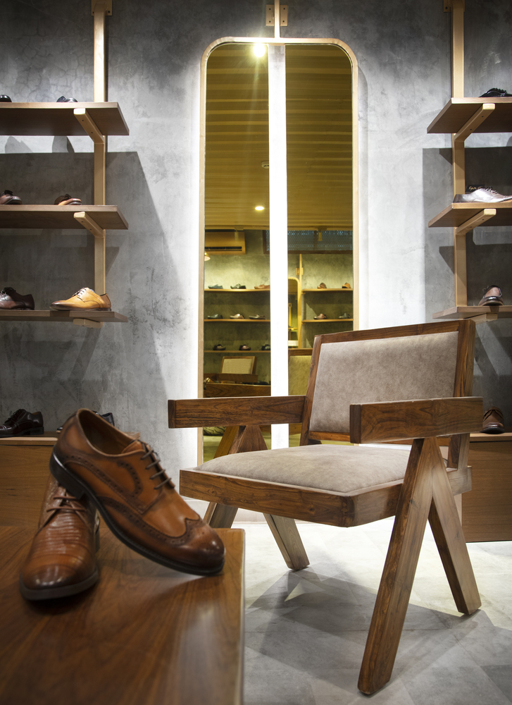 融合建筑美学的奢华鞋店设计-48