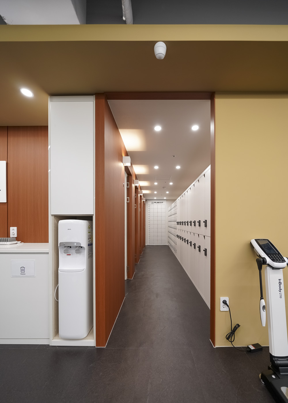 黑色与橙色的碰撞 | 49 平米迷你公寓的惊艳设计-19