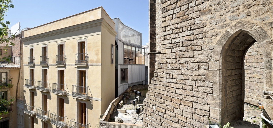 哥特区废墟重生 · 新旧对话的公共空间-24