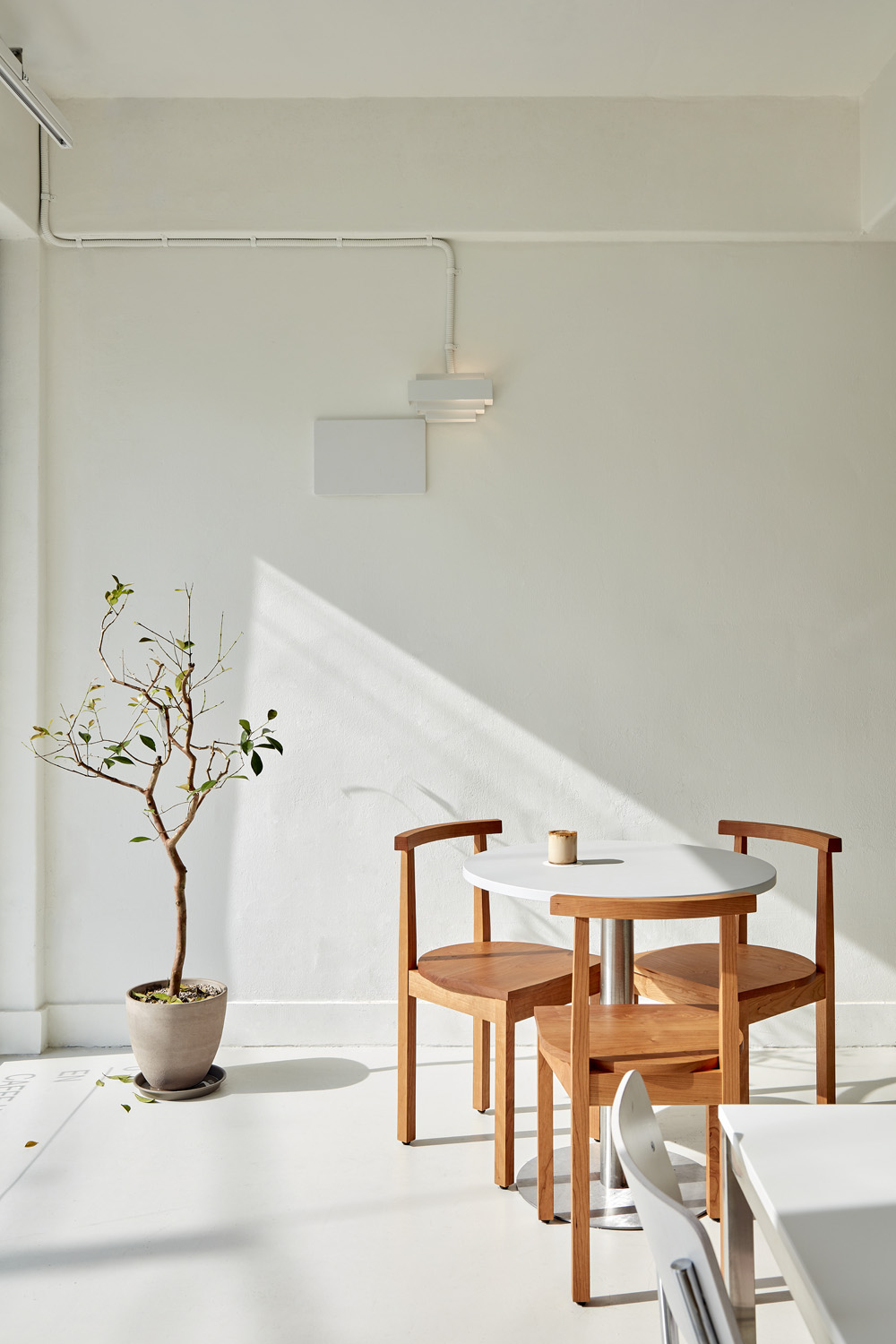 20 平米极简咖啡厅，打造城市小清新空间-7