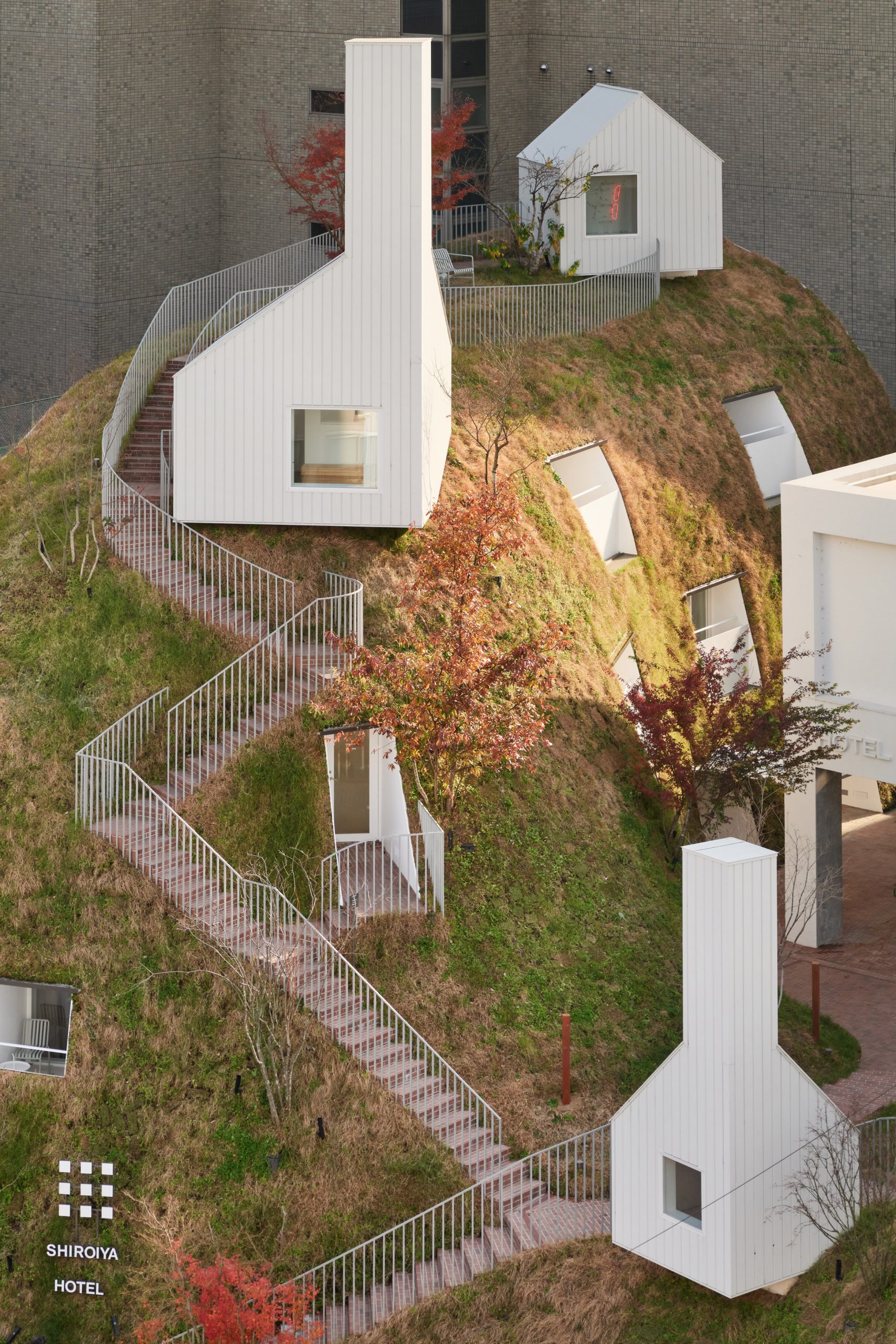 日本酒店翻新变身城市客厅 绿色山坡成新地标-43