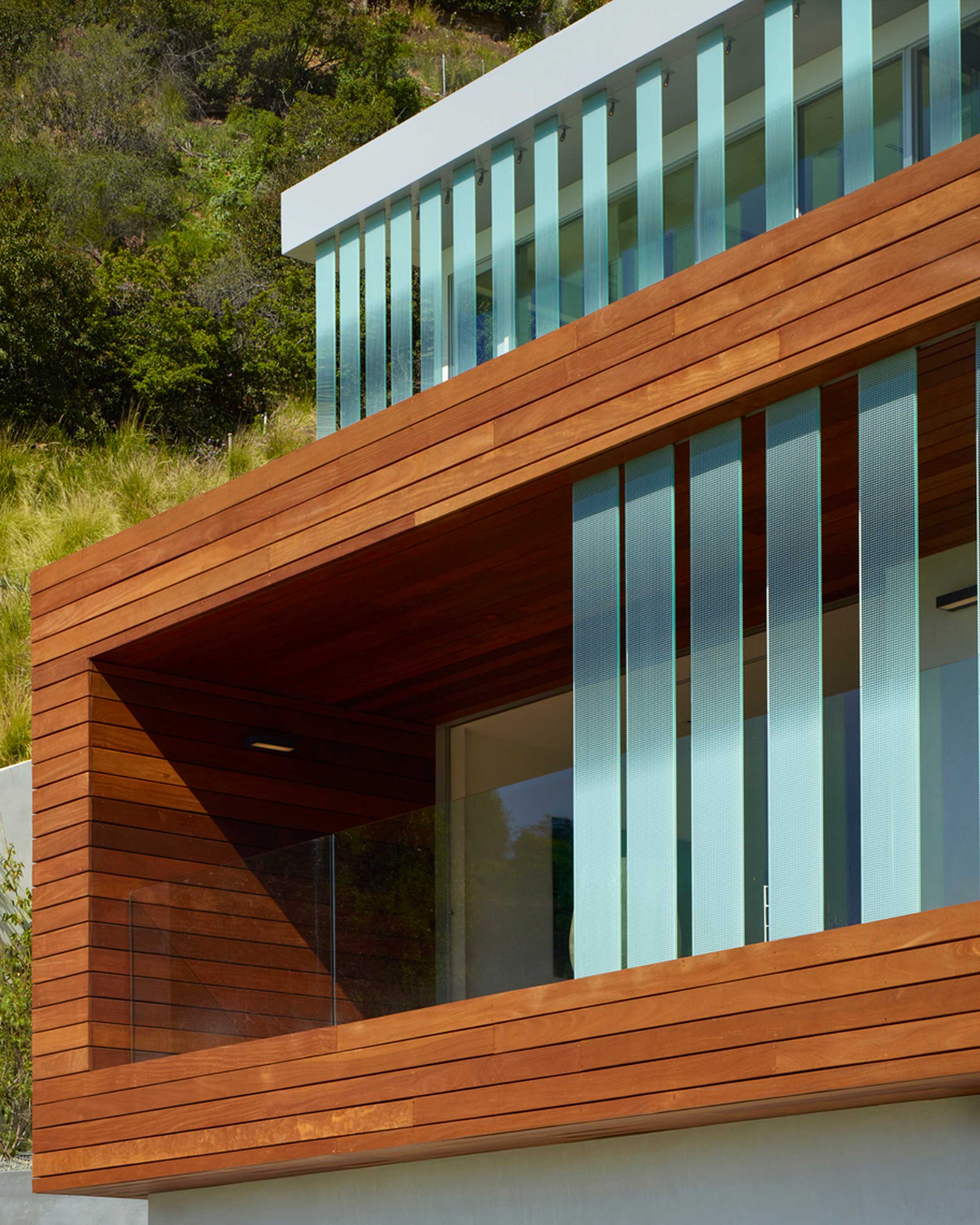 洛杉矶山坡上的浮动金属之家-33