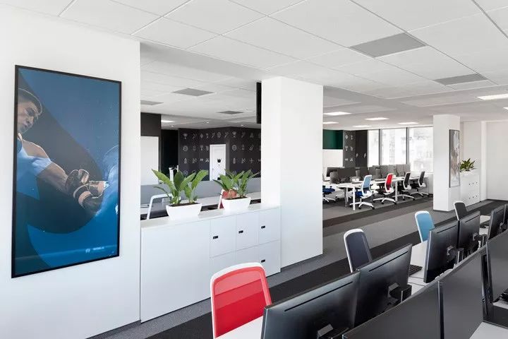 Stars Group 索非亚办公室 | 暗黑主题下的多元化空间设计-13