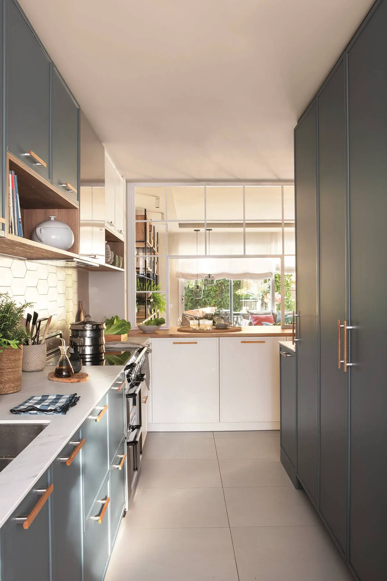 巴塞罗那白色玻璃厨房 | 私密与光线的完美结合-10