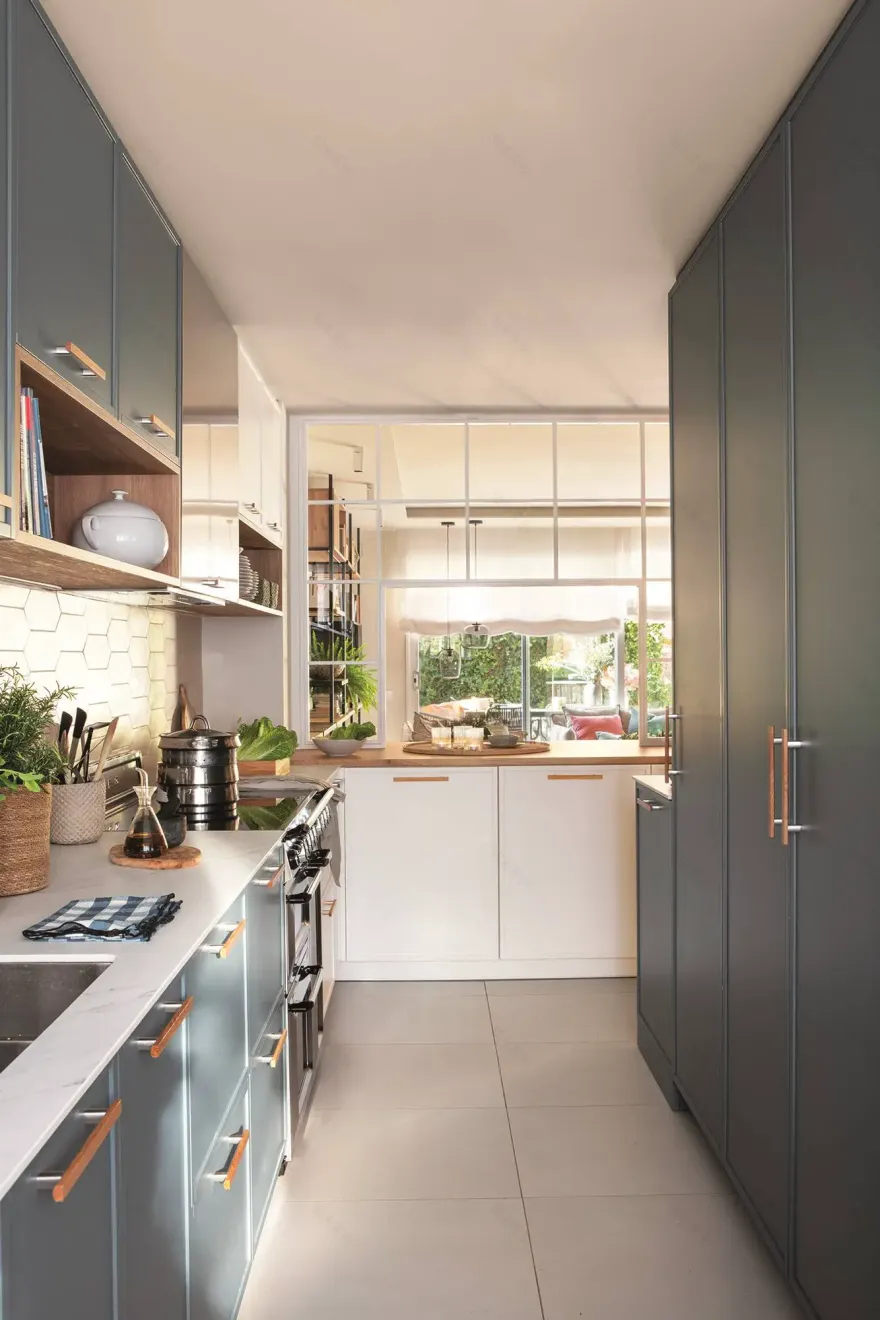 巴塞罗那白色玻璃厨房 | 私密与光线的完美结合-10