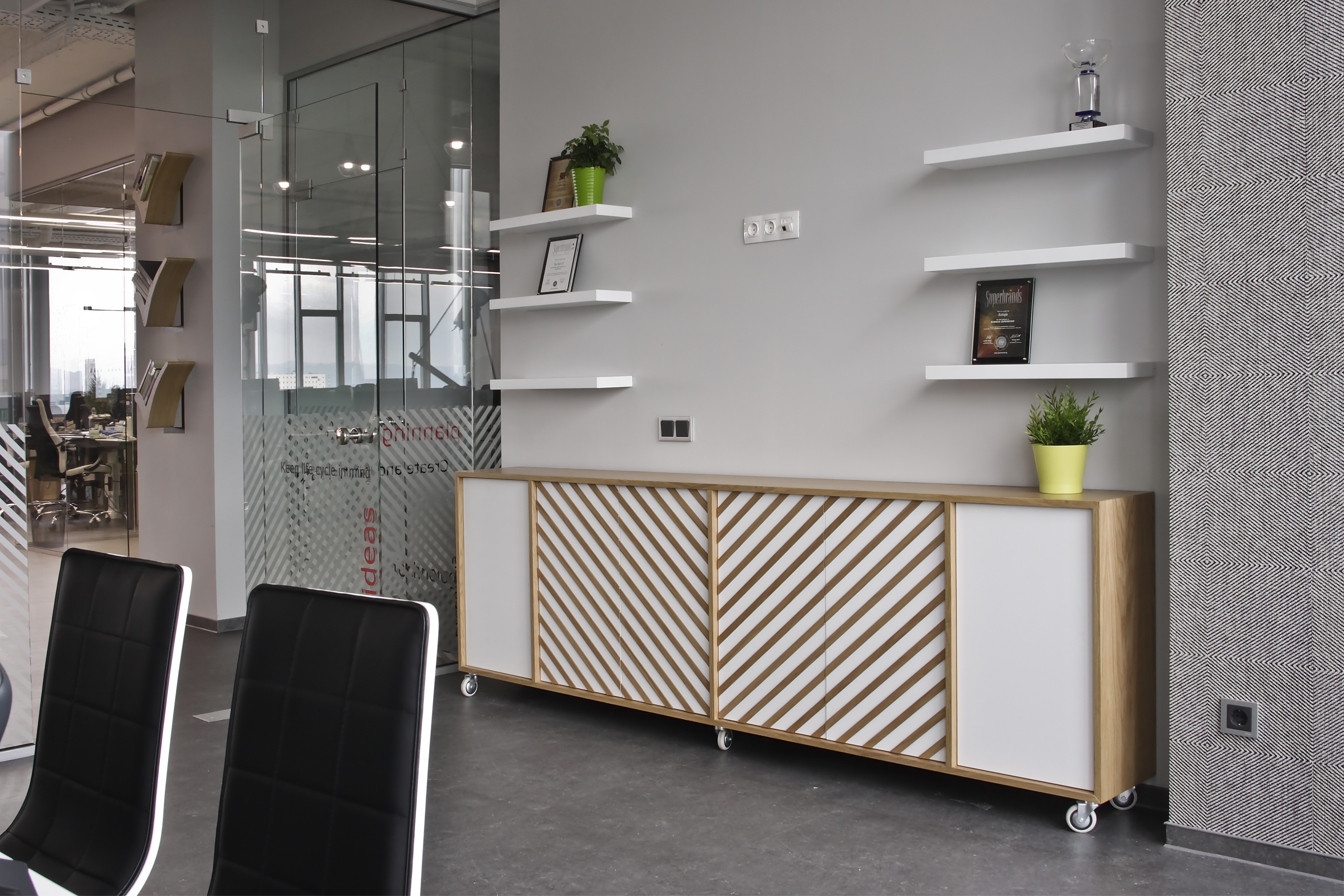 现代科技融入的灰色空间-8