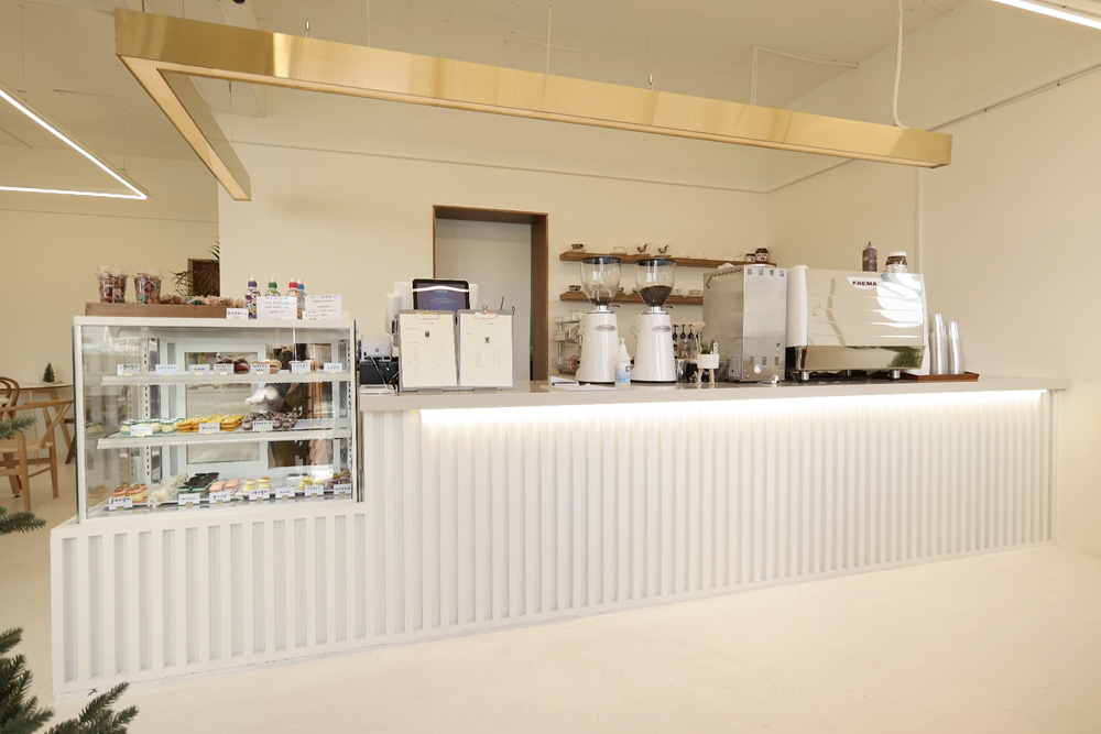 白色与木材的完美融合 | 20 平米咖啡厅的设计魅力-3