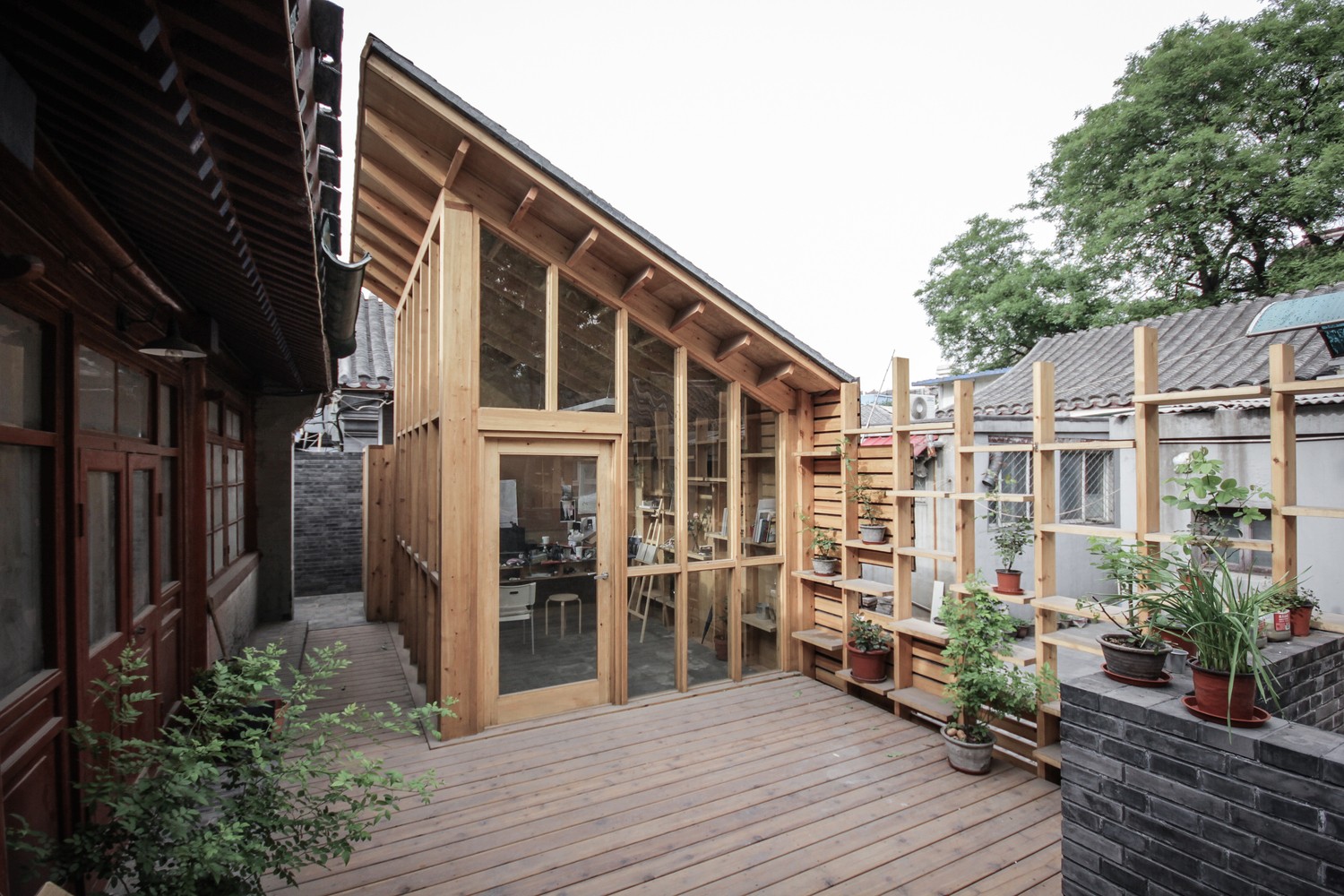 胡同画室——墙体像素化，木架结构打造连续统一视觉效果-1