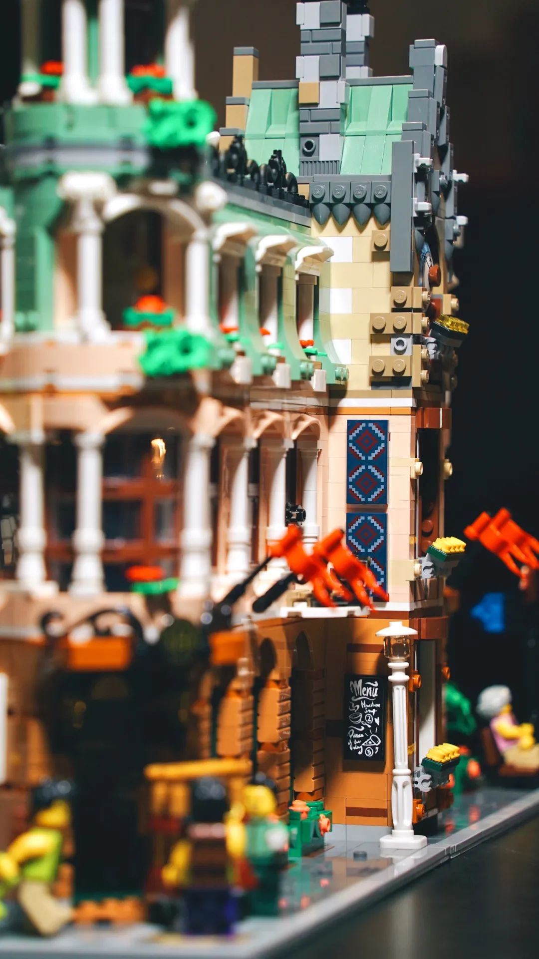 【精彩MOC欣赏】三套乐高街景10297组成的超级转角精品酒店——《皇家花园酒店》-72