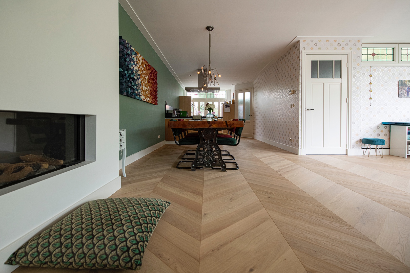 Lichte hongaarse punt in speels interieur-16