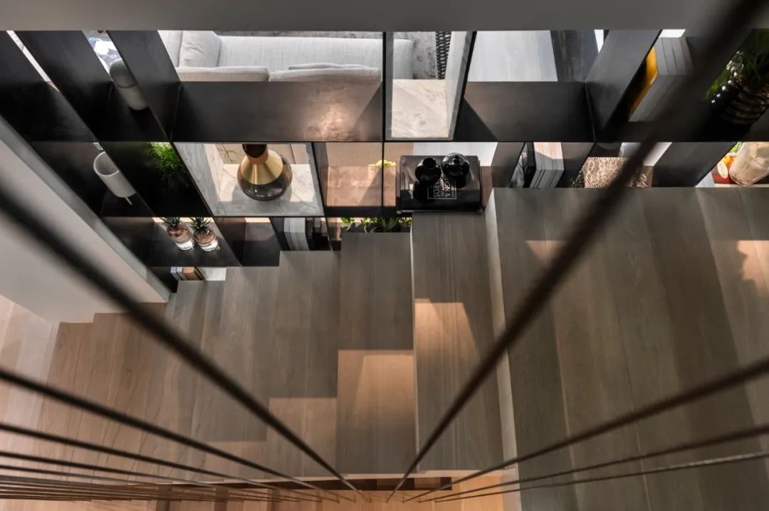 Aviram Kushmirski 打造轻奢风空间，黑白色调与实木地板的完美搭配-25