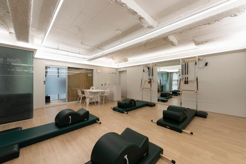 简约 37 坪白色与木质调的明亮健身房设计-8