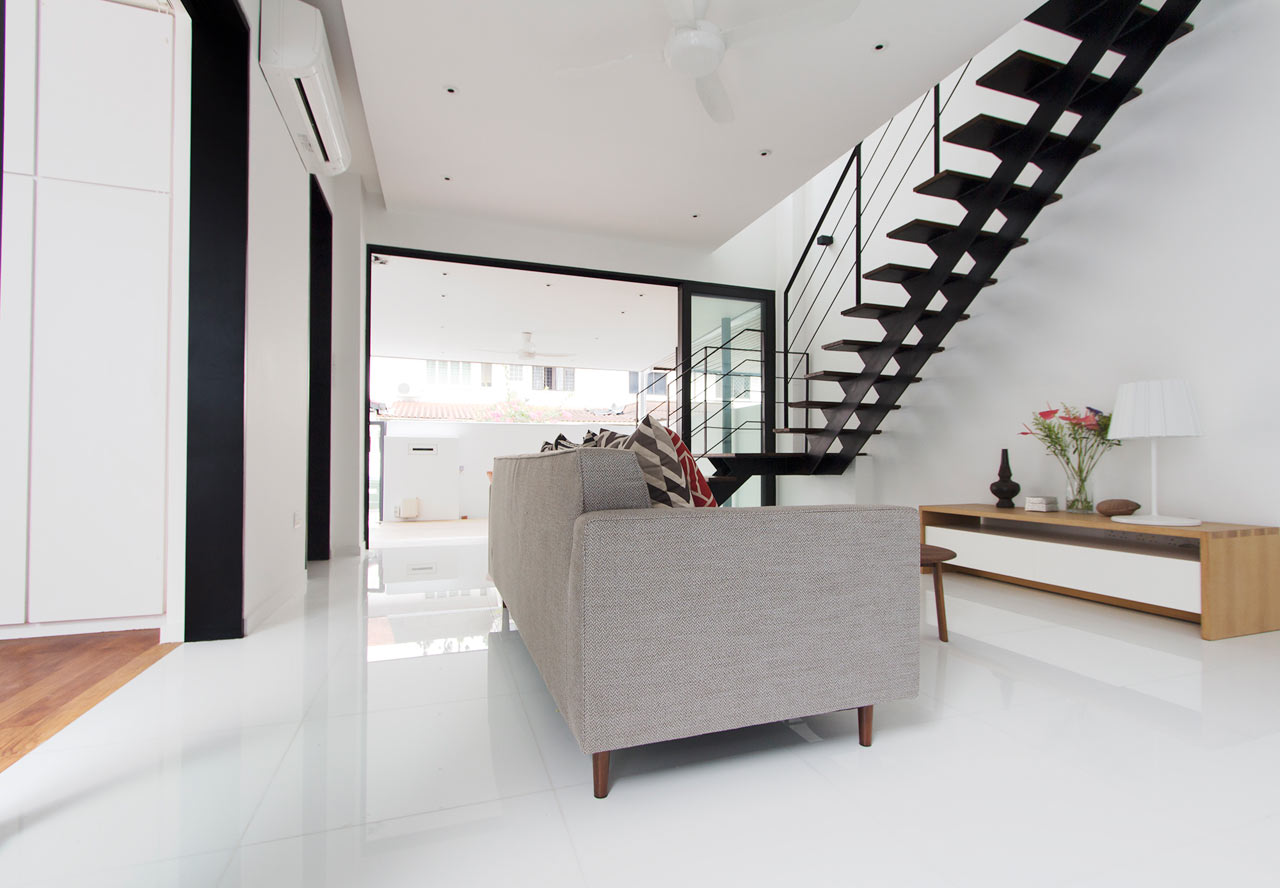 新加坡破旧框架屋变身为现代绿意住宅-13