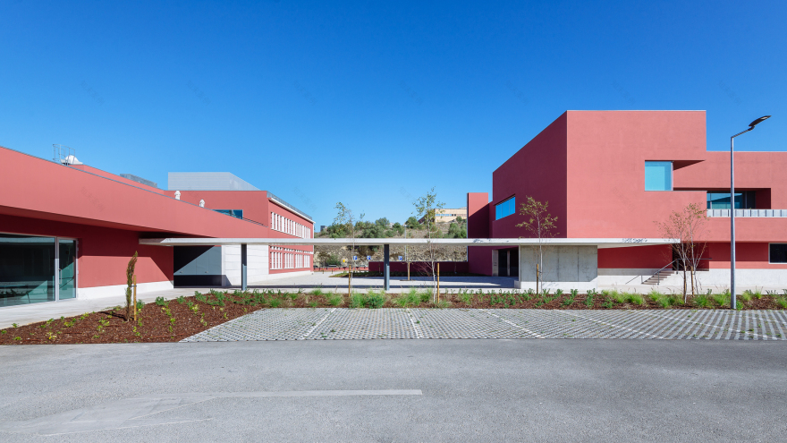 葡萄牙 Plural 药店总部物流中心,古今交融的办公建筑-36