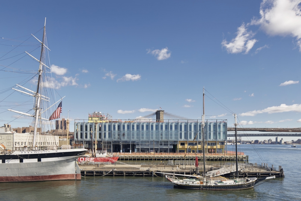 纽约 17 号码头公共空间,巨型玻璃面板系统成亮点-13