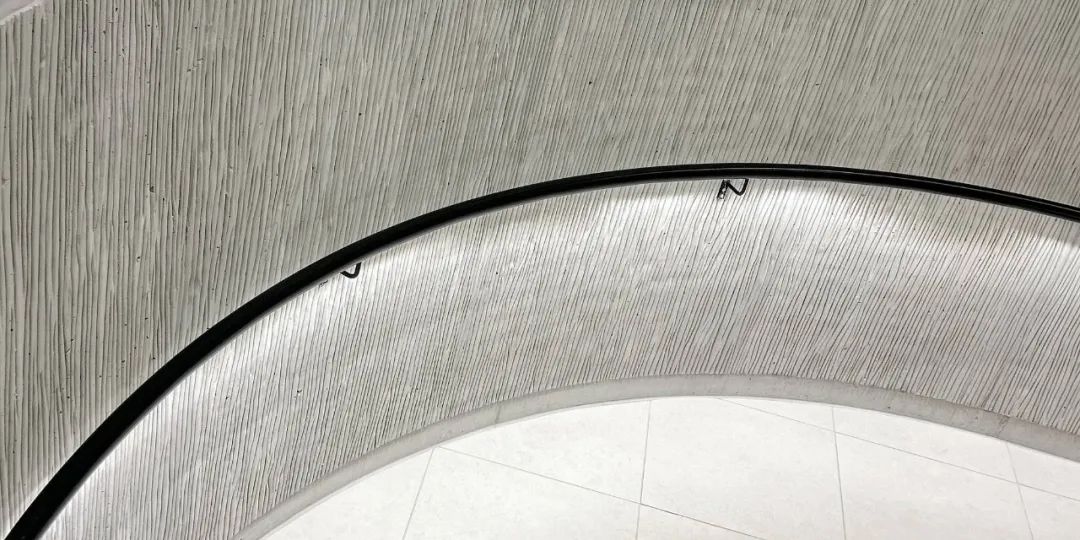 Ecoplus办公空间：室内清水混凝土的曲面美学-2