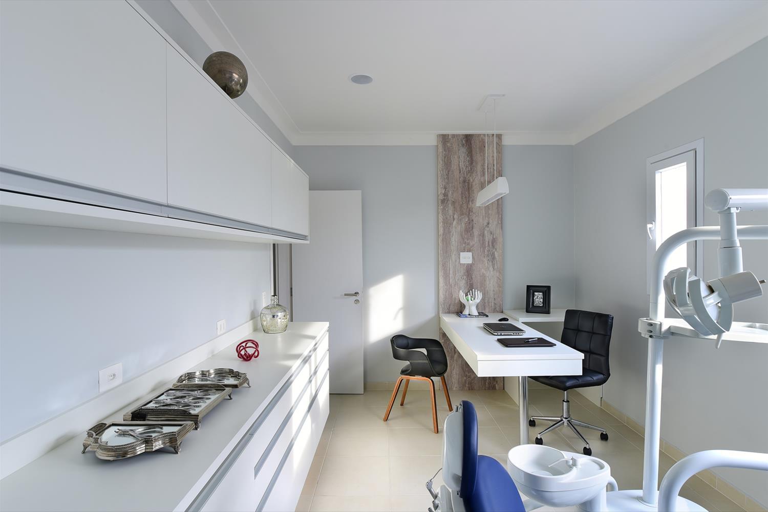 巴西 IBD Arquitetura 诊所设计 | 倾斜屋顶和蓝色调打造宁静医疗空间-10