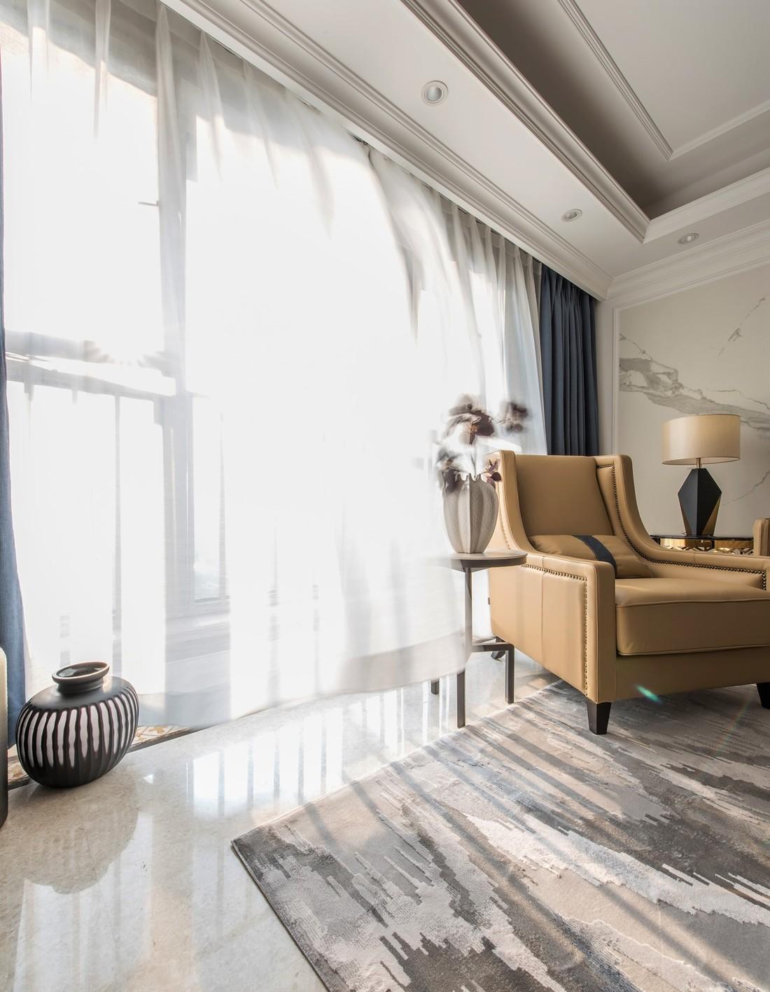 暖色调中海城市广场，金属与岩板的温馨空间-9