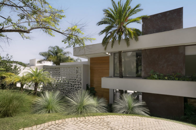 Jardim tropical e integrado à arquitetura em casa mineira - Conexão Decór-1