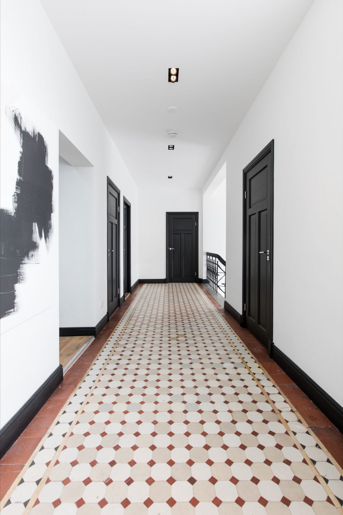 Remodeling of an Old Penthouse, Formerly a School, Into a Private Home-10