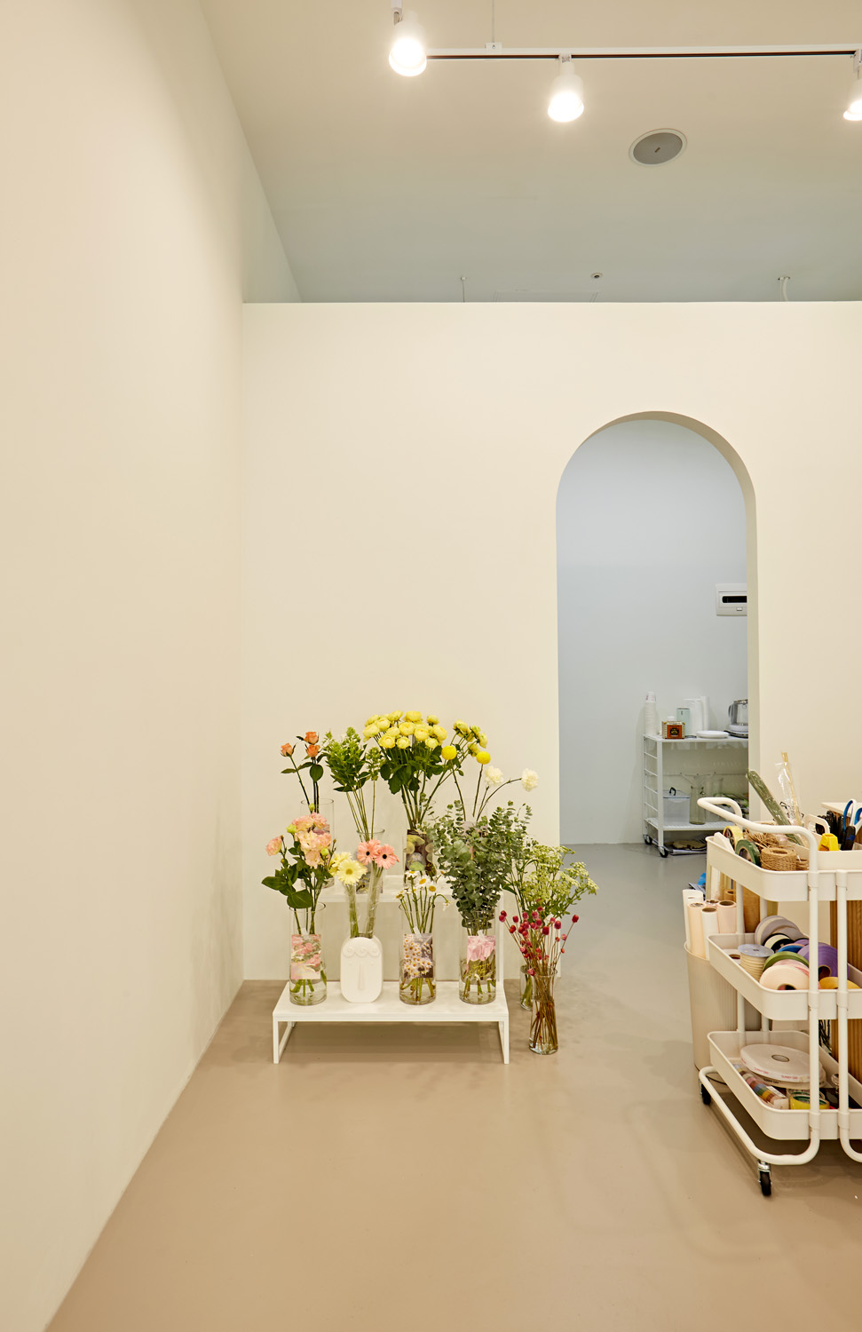 温暖氛围的 10 平米白色木屋办公室设计-9