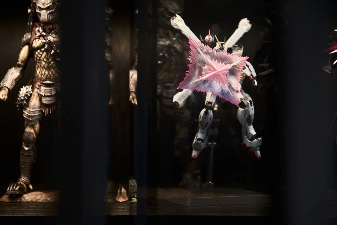 手办迷的现代简约之家 | 悬空背景展柜，红橡实木家具-32