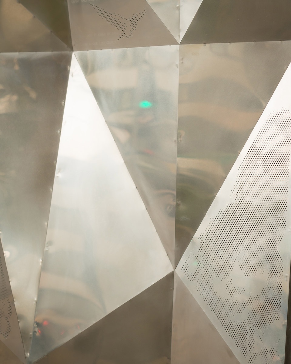 英国公园“偶然事件”拱门设计,历史人物穿孔唤起时空对话-27