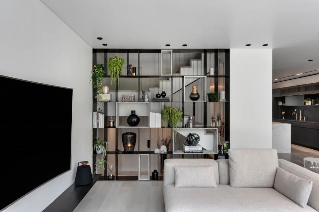 Aviram Kushmirski 打造轻奢风空间，黑白色调与实木地板的完美搭配-12