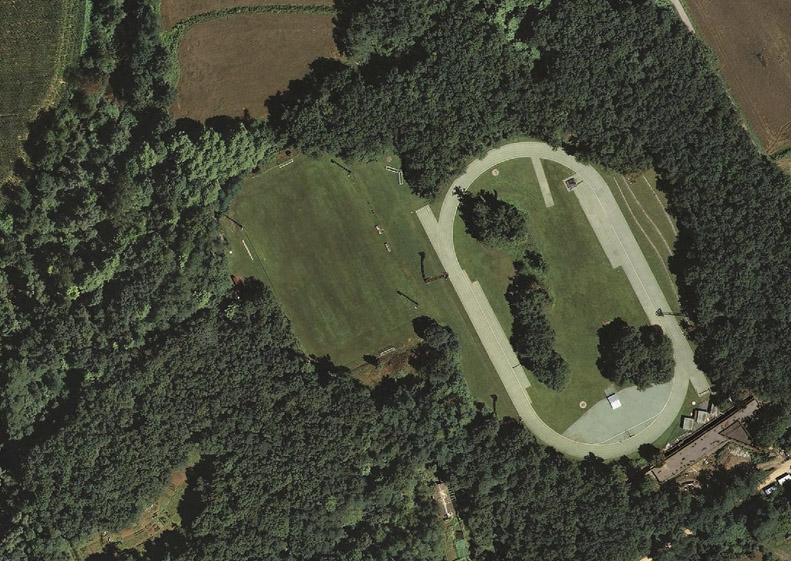 种满大树的标准跑道－西班牙小镇Olot体育公园 / RCR arquitectes & arqfoto拍摄 -7