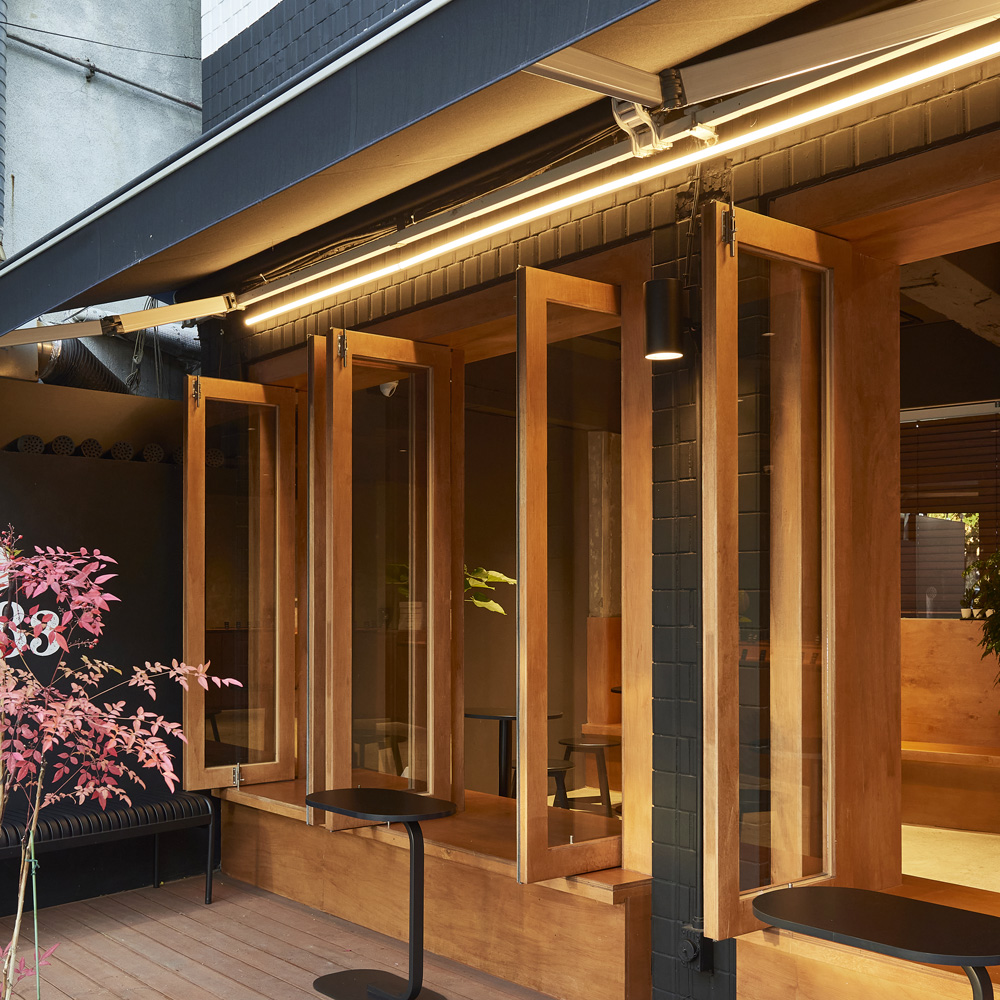 1983 血红救援站 | 高级黑木设计展现独特魅力-14