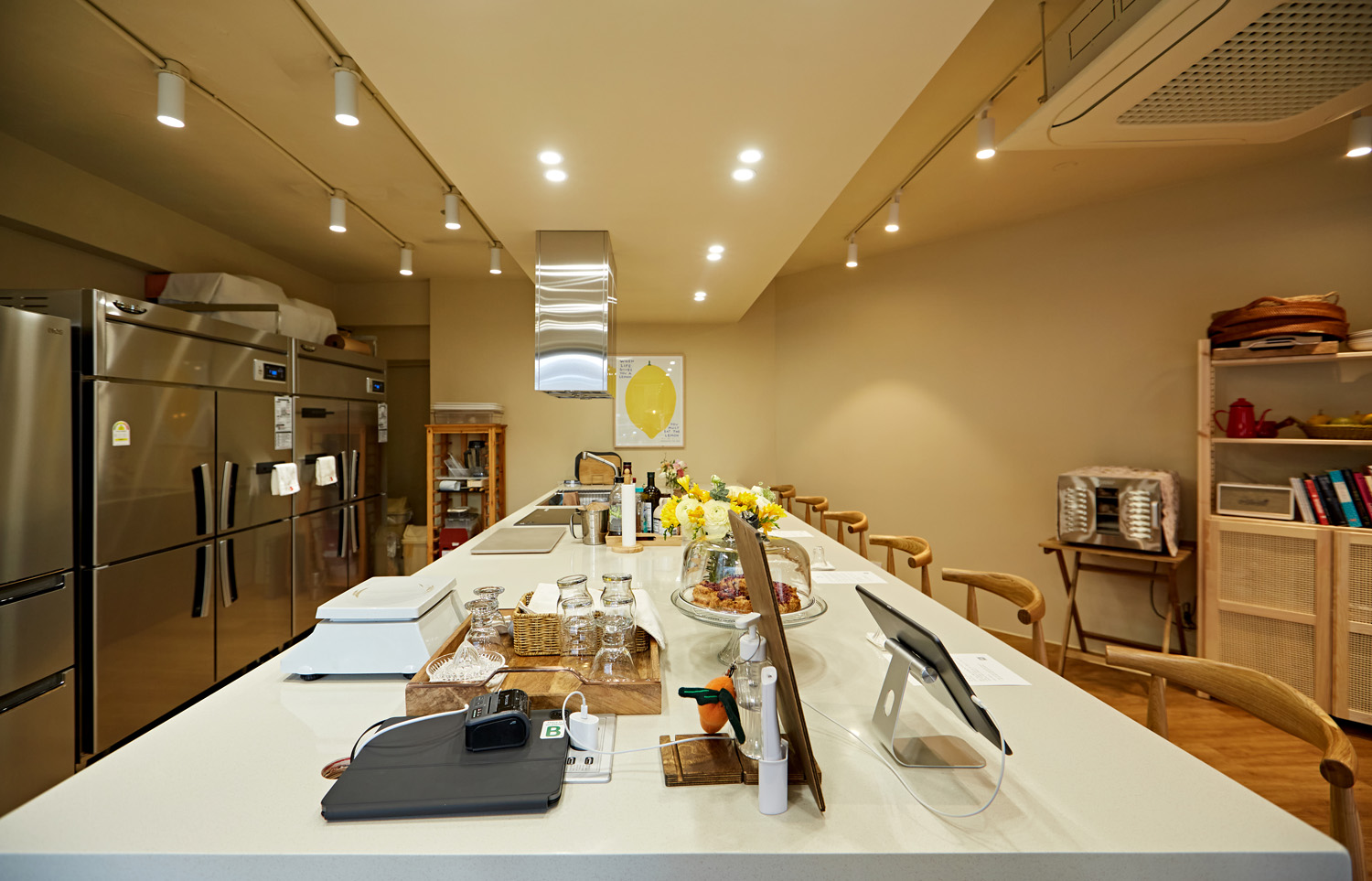 白色与木色交织的 14 平米极简室内设计-11