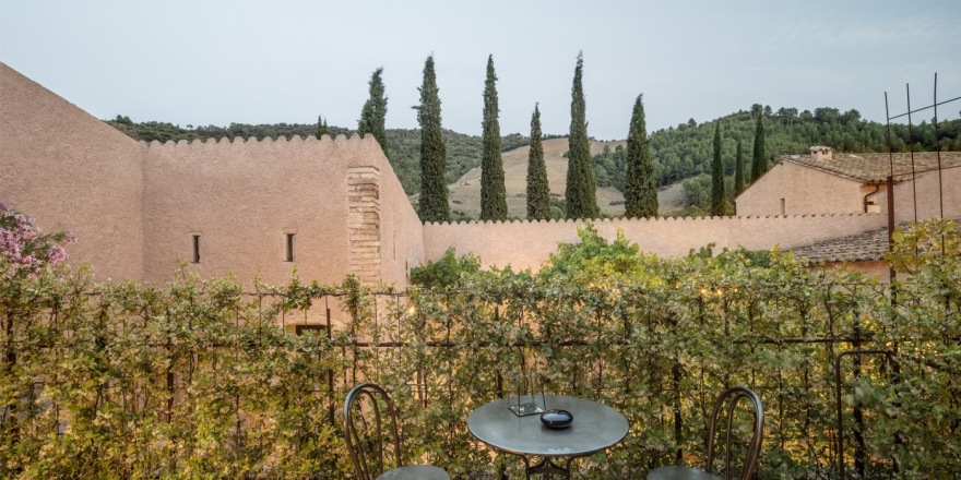 融合传统与自然的西班牙酒庄酒店设计-17