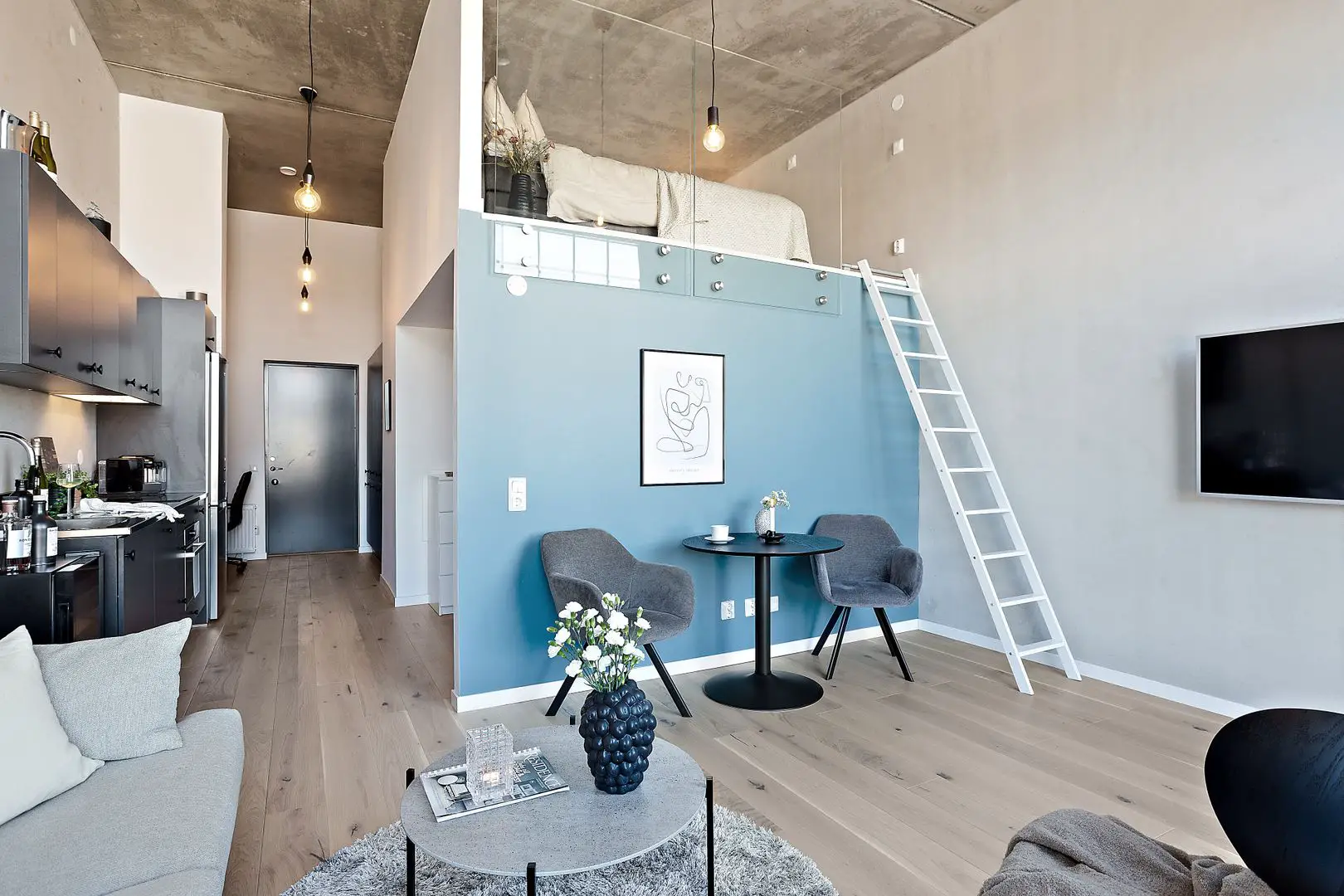 瑞典 35m2 蓝色调迷你复式公寓，设计巧妙空间利用充分-1