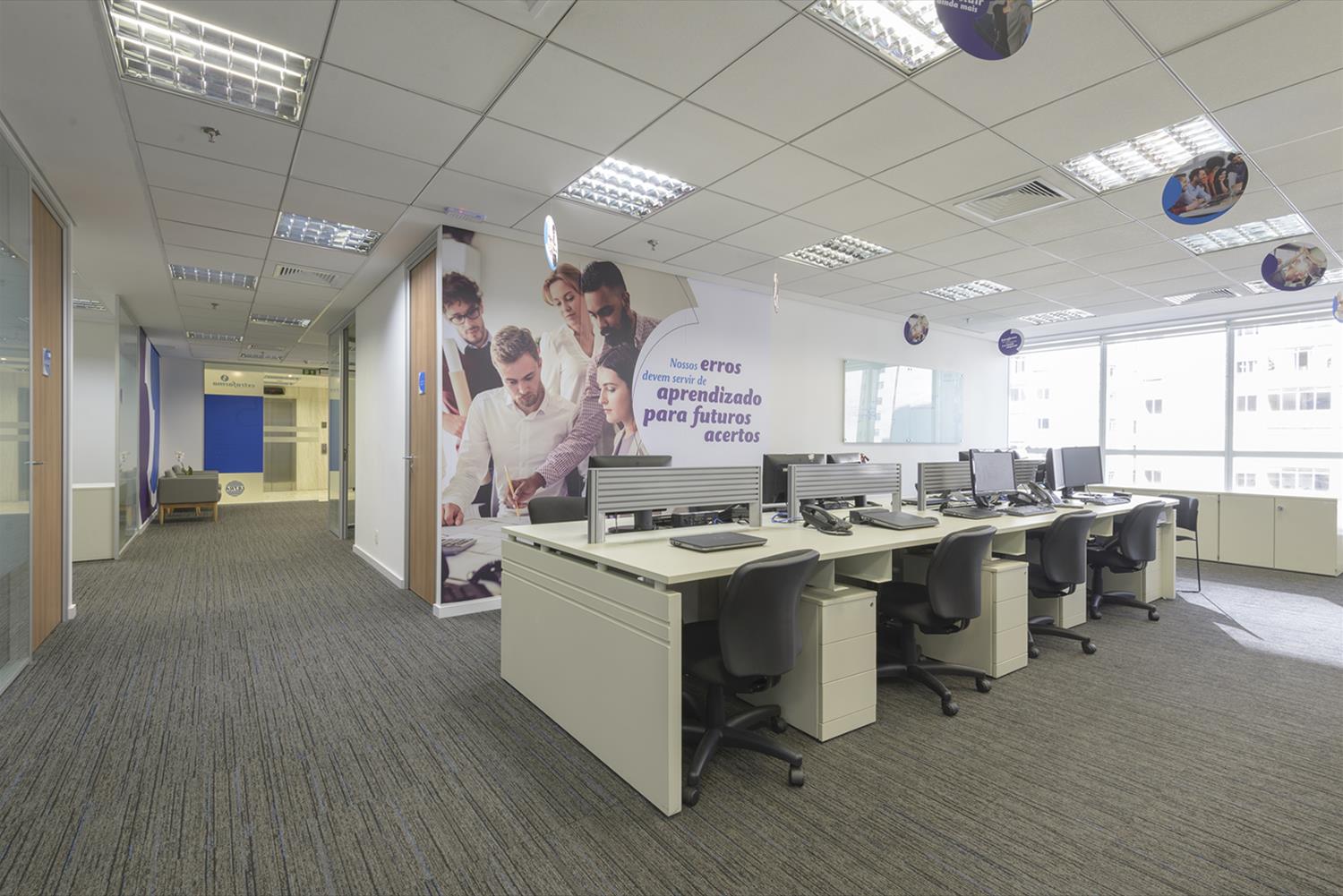 巴西 Extrafarma 办公室 | 木质与玻璃的现代企业空间-8