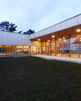 丹麦 Jomsborg 男女童子军设施，融入自然景观的木质建筑