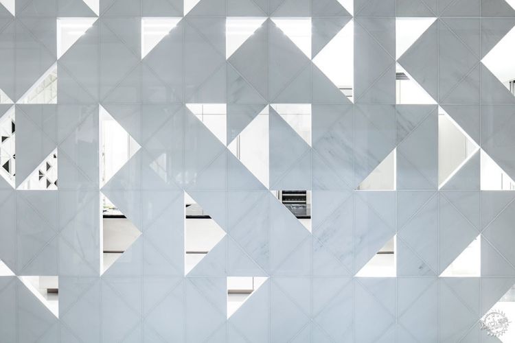 重複與韻律之美：三角形鏤空白色鋁板的應用。 - WEHOUSE-0