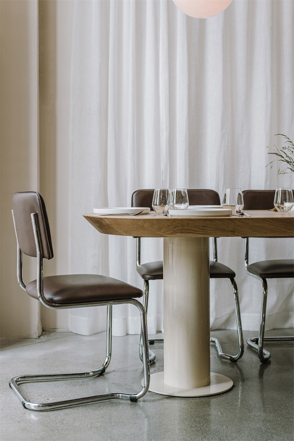 波兰 Nadzieja 现代风格餐厅 | 白色瓷砖、棕皮钢管椅展现包豪斯风格-16