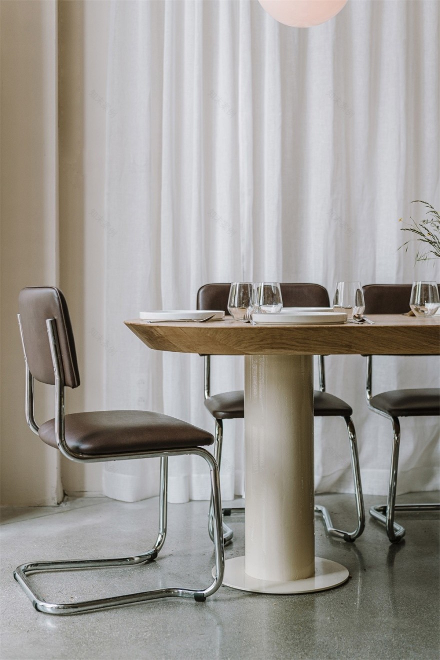 波兰 Nadzieja 现代风格餐厅 | 白色瓷砖、棕皮钢管椅展现包豪斯风格-16