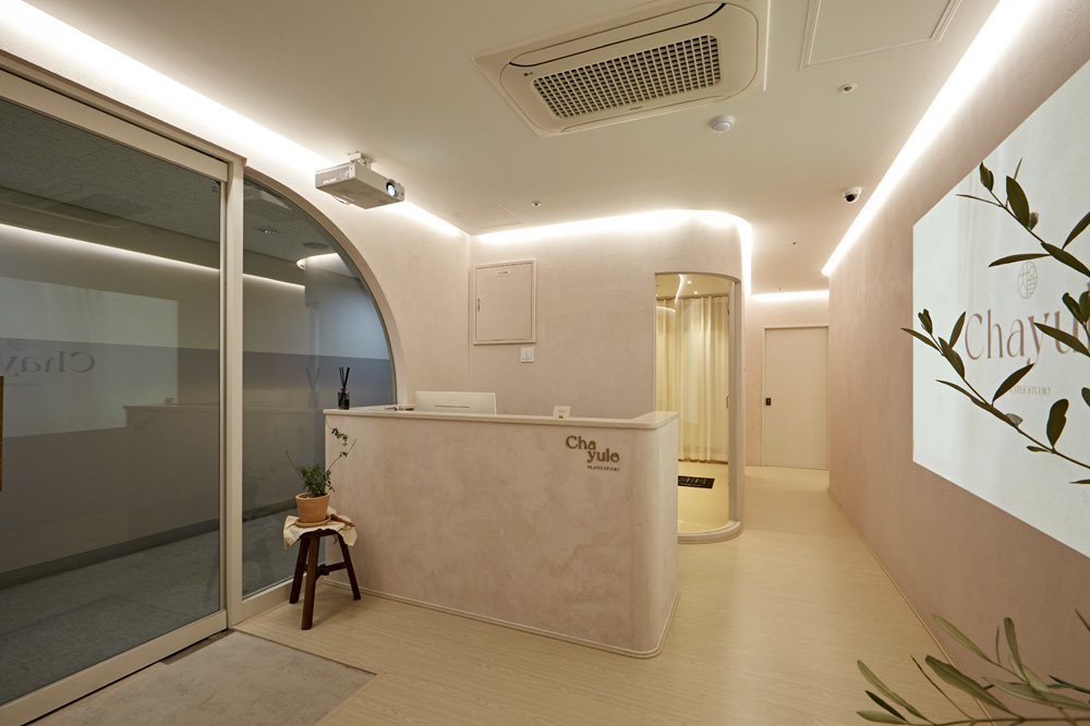 菲拉格慕餐厅的粉色调设计-3